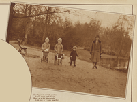206906 Afbeelding van een moeder met drie kinderen, wandelend in het Wilhelminapark te Utrecht.